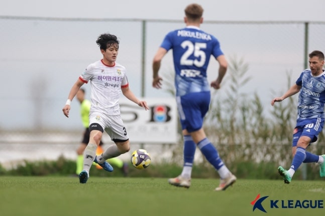어느덧 최선참 된 ‘베테랑’ 강원 홍철 “축구가 즐겁다, 나이 들어 안 된다는 ‘인식’ 바꿀게요