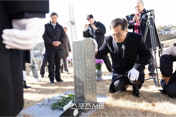 <b>김동연</b>“<b>노무현</b>의 두가지 부채를 물려받은 상속자가 되고 싶다”