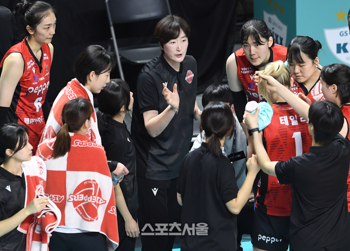 팀다운 팀으로, 마침내 승점 자판기에서 탈피한 <b>페퍼저축은행</b>…초보 사...
