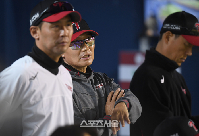 “(홍)창기가 올라올 때가 됐는데…” 깊어지는 염갈량 ‘1번 고민’→...
