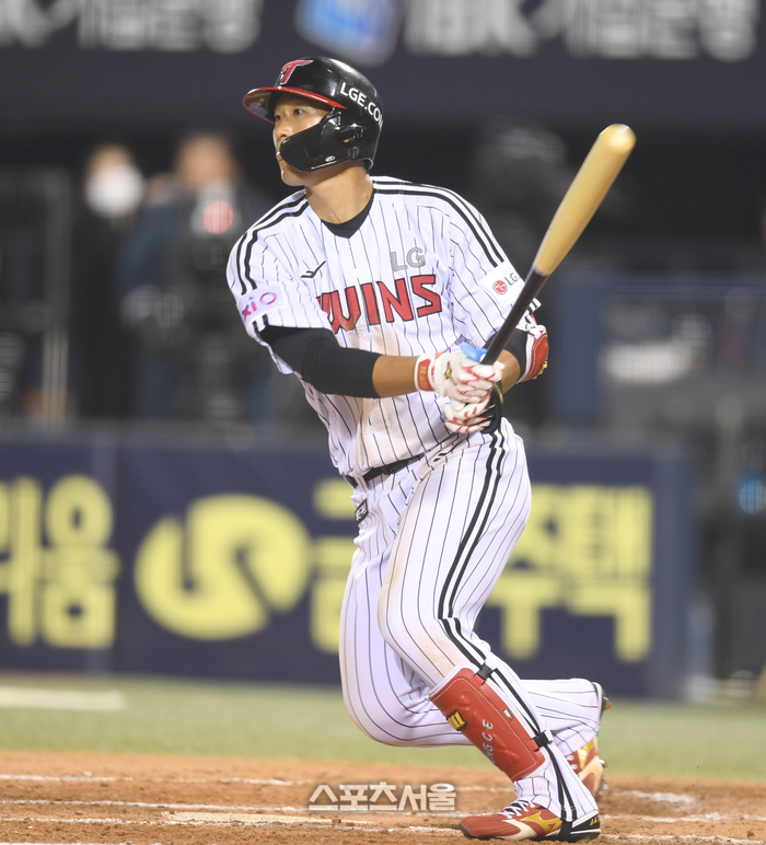 1위 경쟁 한창인데…‘출루<b>악마</b>’ 홍창기가 쓰러졌다→<b>LG</b> 테이블세터 구...