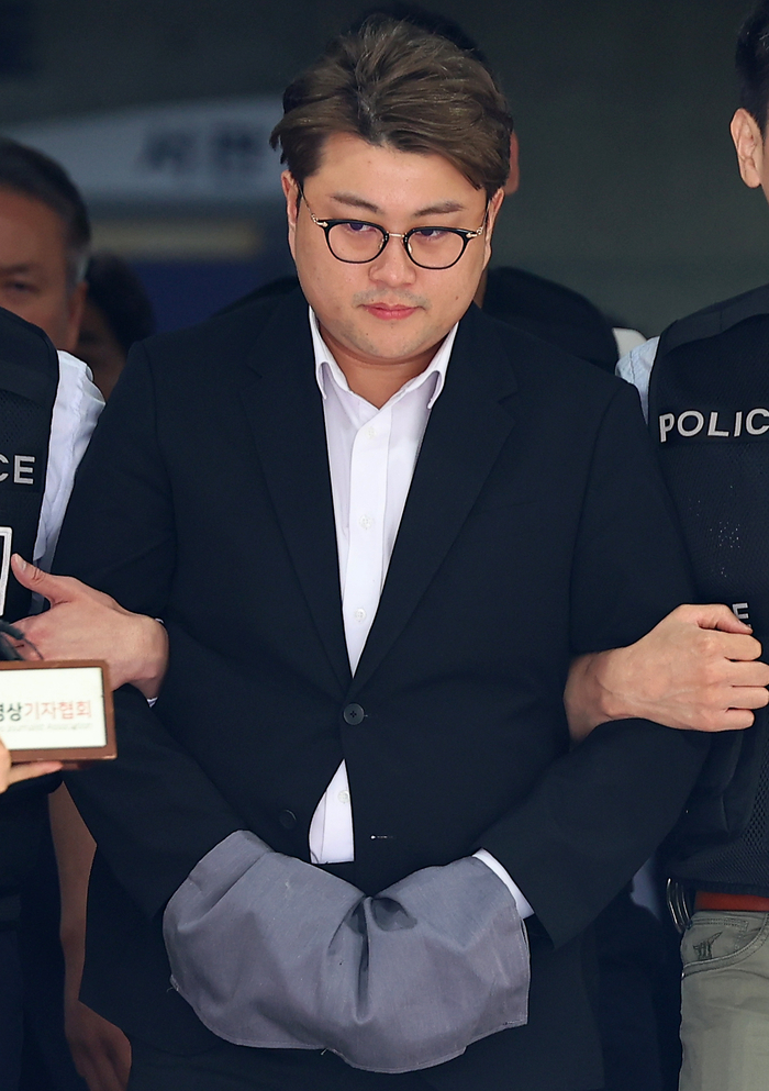 음주 뺑소니에도 응원?…<b>김호중 팬덤</b>의 ‘도 넘은 충성’ 우려스럽다[배...