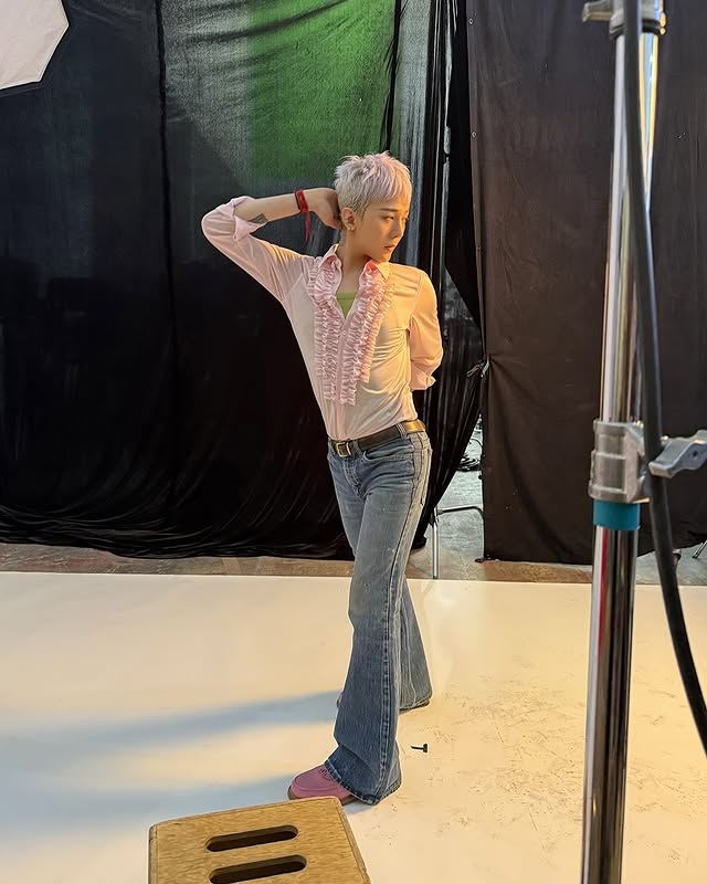 GD yang berhasil menampilkan gaya busana yang sulit dicerna dengan pose menggoda