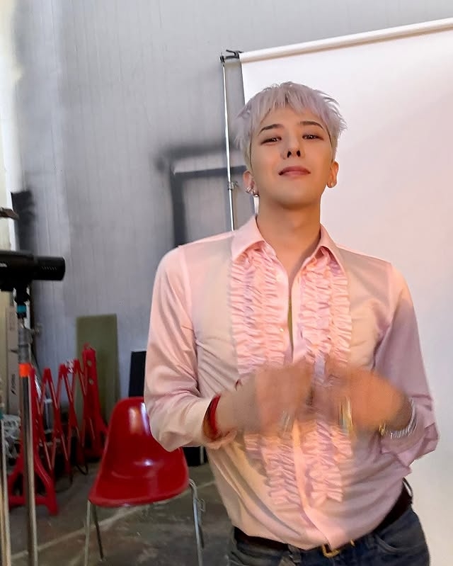 GD yang berhasil menampilkan gaya busana yang sulit dicerna dengan pose menggoda