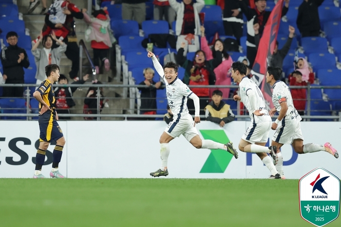‘0-2→3-2’ 대역전극! 어메이징 울산…‘결승골’ <b>엄원상 부활</b>+에릭 멀...