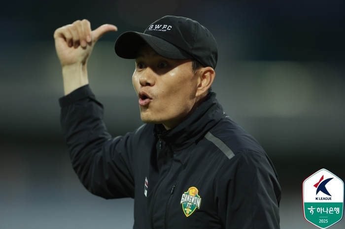 FIFA <b>징계</b> 후폭풍, 답답함 토로한 광주 <b>이정효 감독</b> “우리끼리 뭉쳐야...
