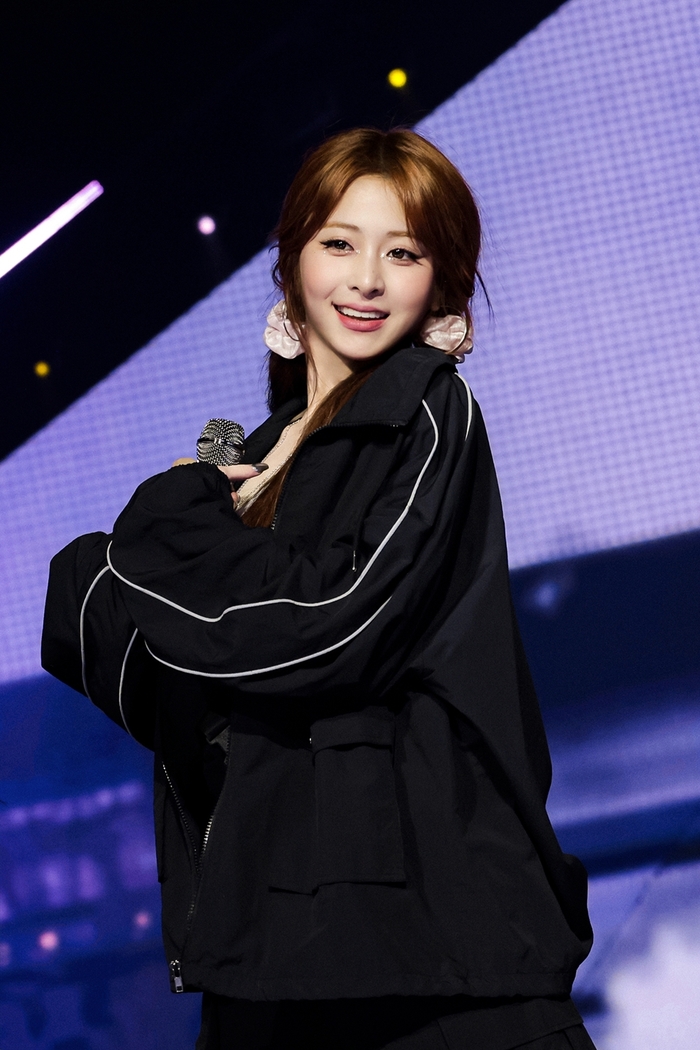 르세라핌 <b>허윤진</b>, 허리 통증으로 <b>위버스콘 불참</b> “부담 최소화”
