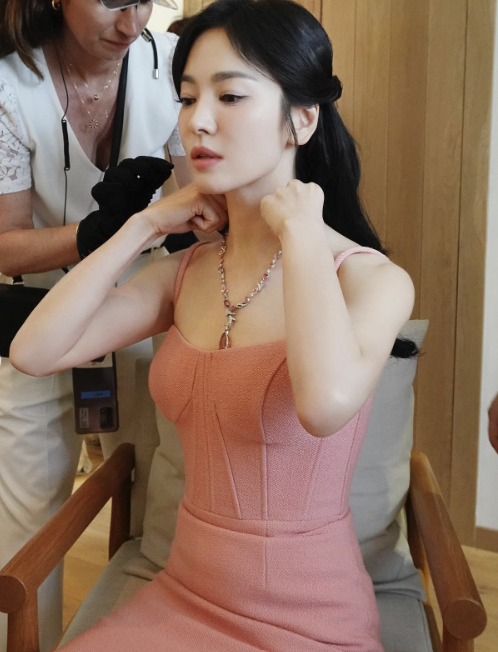 우아하면서 시크한 매력까지 매치한 혜교님