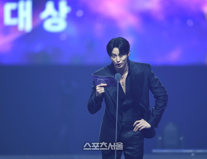 [포토] <b>서울가요대상</b> <b>대상</b> 발표하는 <b>변우석</b>