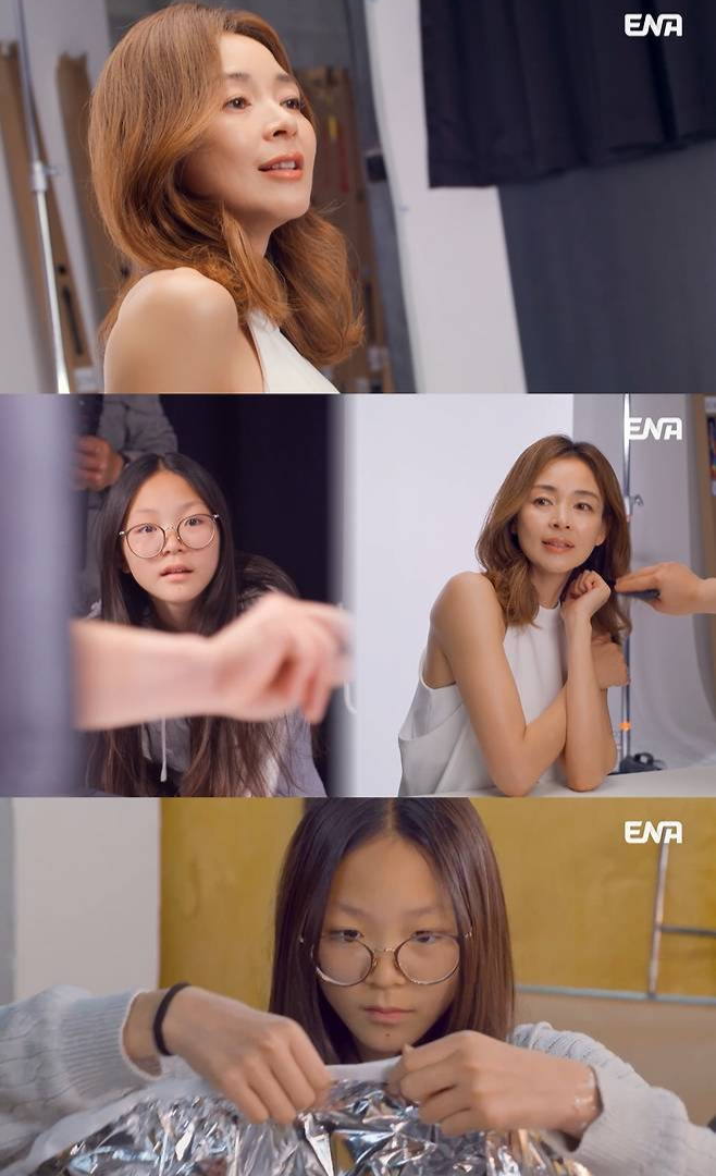 쌍둥이 같은 <b>모녀</b>의 투샷…사랑이, 통역사로 변신한 이유는?