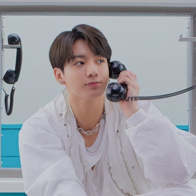 눈부시고 아우라가 느껴지는 올 화이트 의상의 정국님