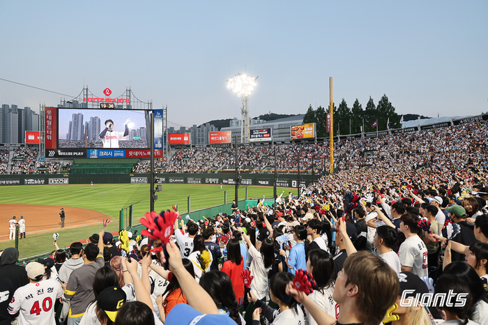 전반기에만 ‘700만’ 달성…1200만 향해 질주하는 KBO, 역대급 <b>흥행</b>사 ...