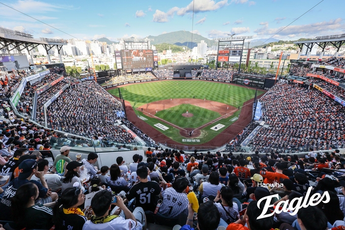 대전에서 열리는 2025 KBO <b>올스타전</b>, ‘한화 창단 멤버’ <b>이강돈</b>-한희민...