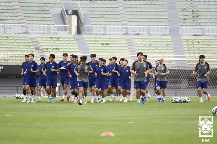 ‘12년만에 <b>한일전</b>’ <b>홍명보 감독</b> “선수들이 <b>즐거운</b> 마음으로 뛰었으면...