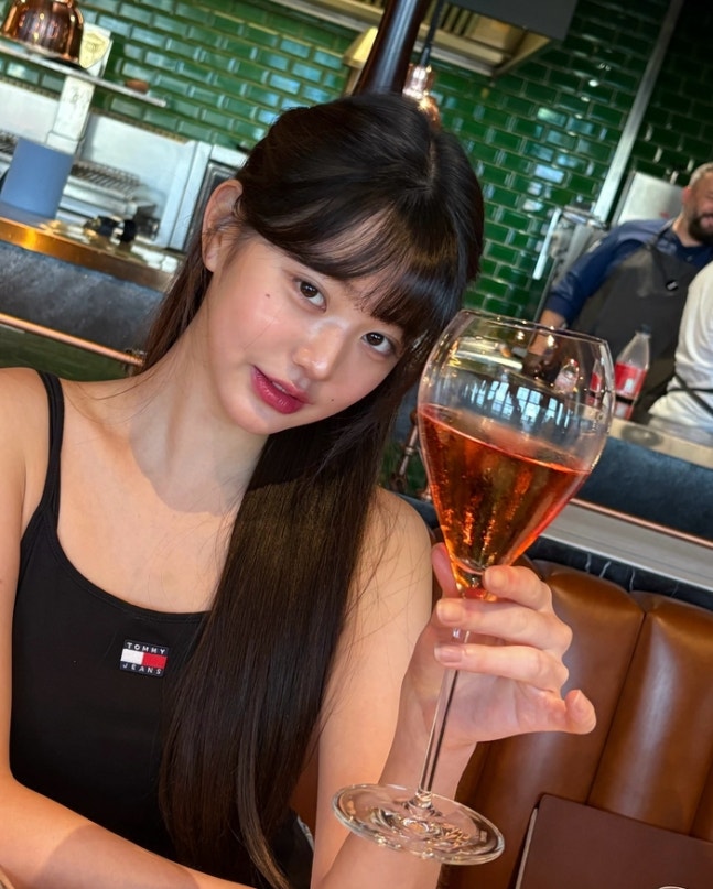 Wonyoung, who showed off her refreshing yet elegant charm
