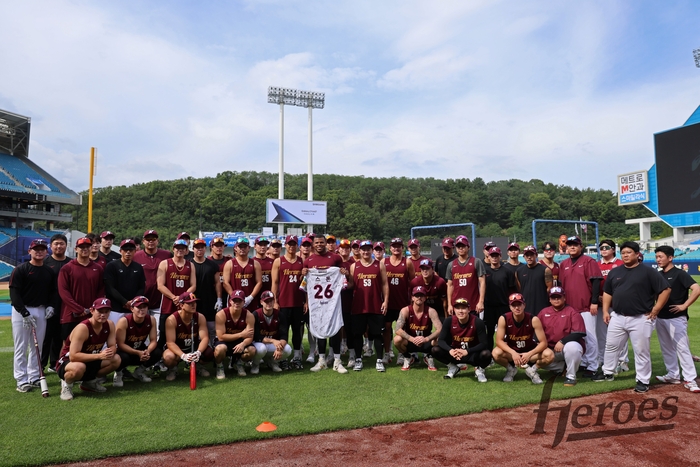 <b>키움</b>, ‘6주 대체 외국인 타자’ <b>스톤</b> 위한 <b>송별</b> 행사 진행…카디네스,...