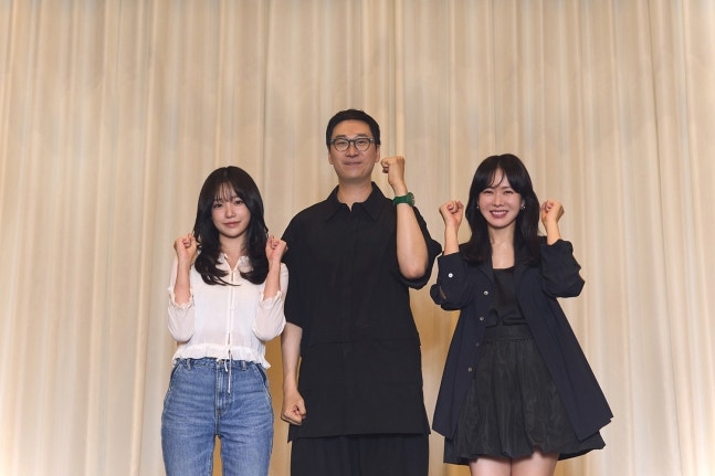 손예진, 엔터사 대표된다…<b>조유리</b>와 ‘<b>버라이어티</b>’서 호흡