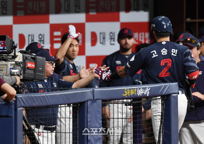 <b>감보아</b> 7이닝 <b>무실점</b> ‘<b>호투</b>’→김태형 감독 “완벽한 투구 펼쳤어” 칭...