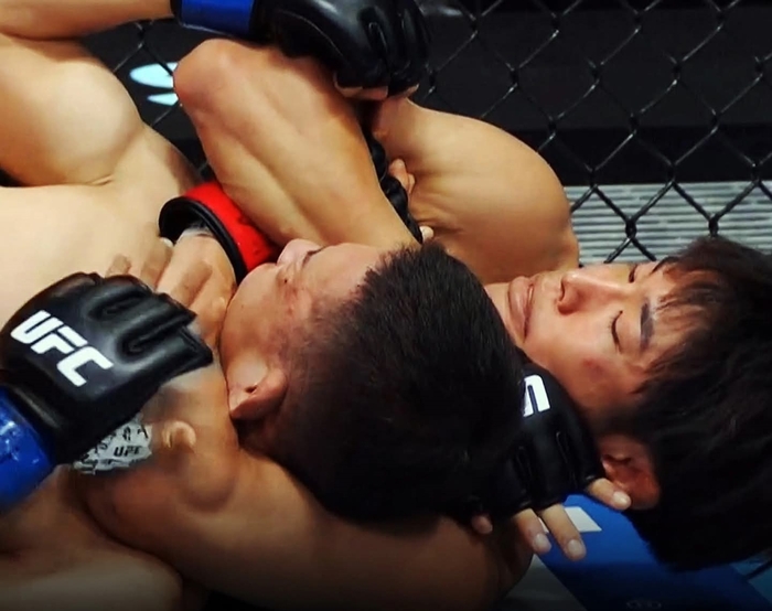 UFC 역사상 첫 한일전 메인이벤트 <b>박현성</b>, <b>타이라</b> 타츠로에게 2라운드 리...
