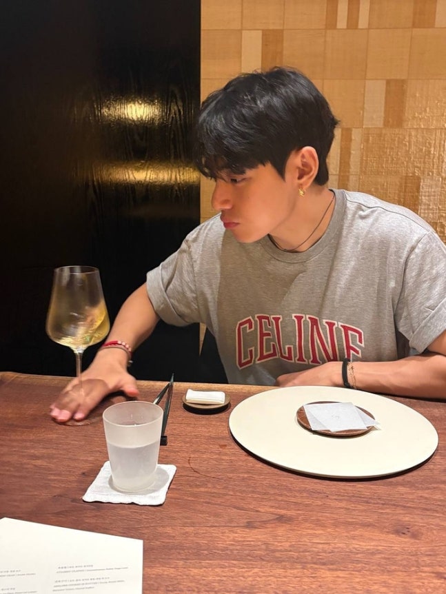 일상 속 털털하고 친근한 모습을 사진으로 공개한 뷔님