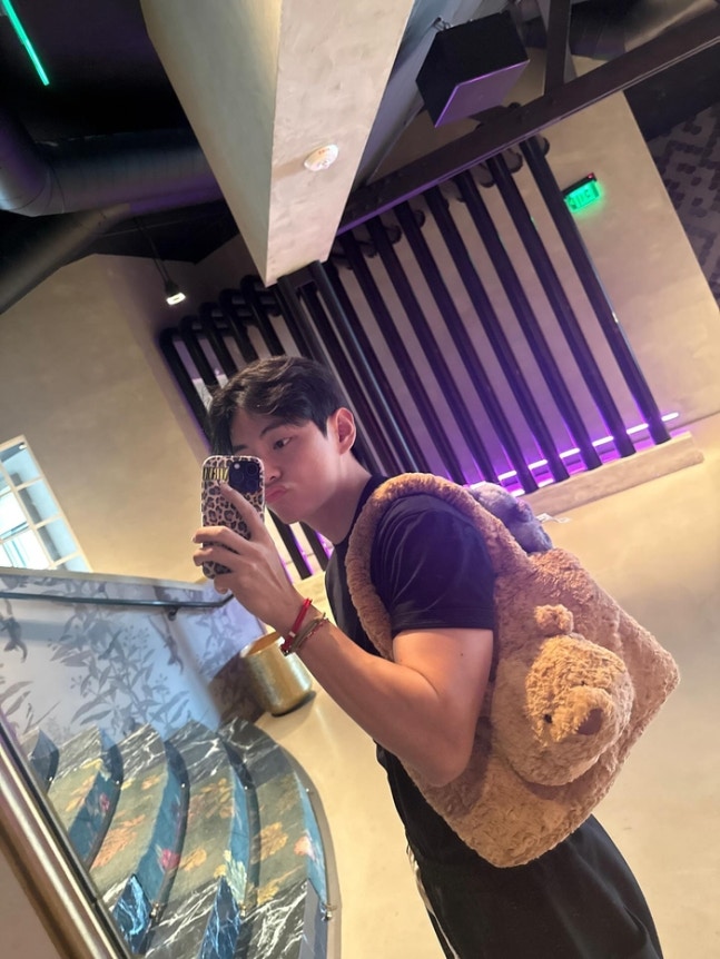 일상 속 털털하고 친근한 모습을 사진으로 공개한 뷔님