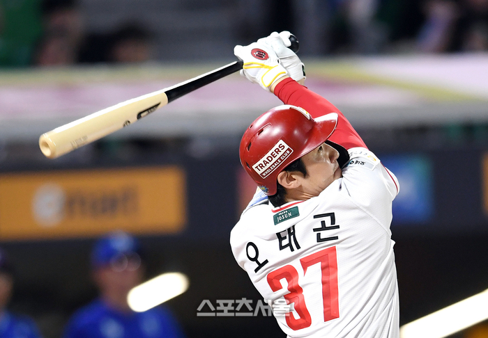 [포토]SSG <b>오태곤</b>의 <b>역전 3점포</b>