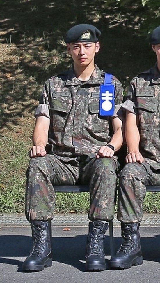 ‘군기끝판왕’ <b>차은우</b>, 휴가추가?…중대장 <b>훈련병</b> 완장 찼다!