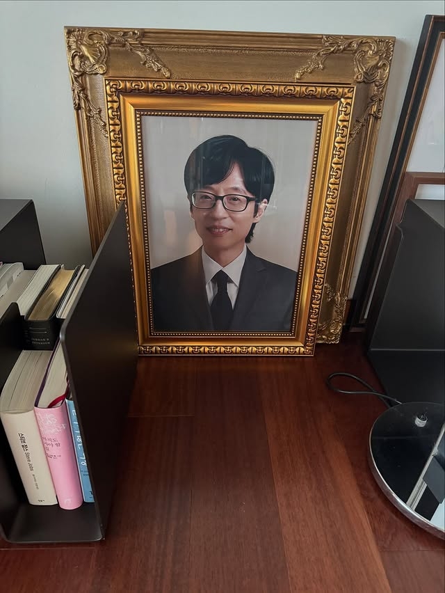<b>홍진경</b>, 이혼 후 근황…집에 <b>유재석</b> 초상화가? “매일 보고 편안”