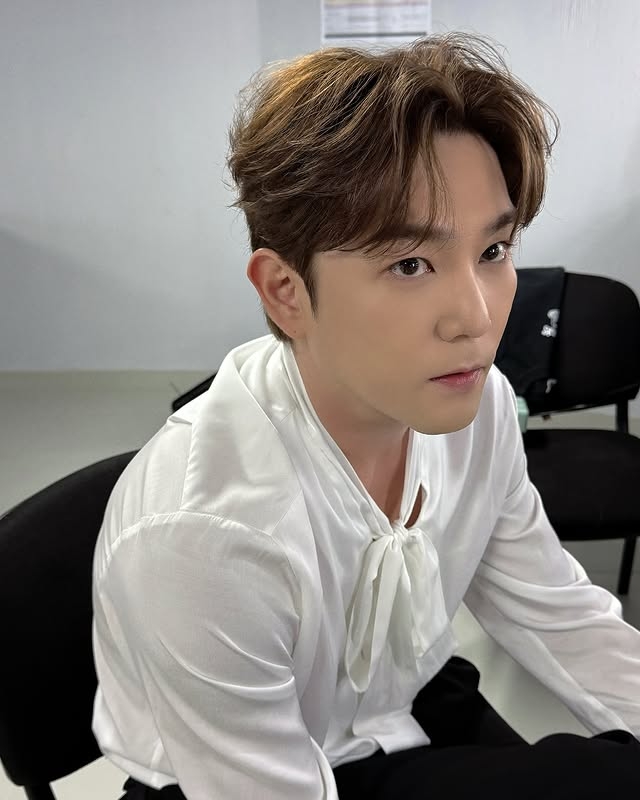 <b>강인</b>, <b>슈퍼주니어</b> 20주년 콘서트서 포착…편안한 차림 멤버들 <b>응원</b>