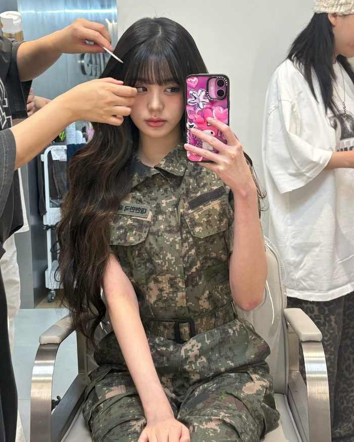 아이브 <b>장원영</b> ‘<b>군복</b>도 패션으로 소화한다’
