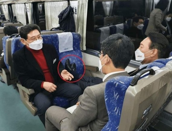 <b>민도희</b>, 발 올린 <b>공항</b> 사진에 뭇매…尹 소환?