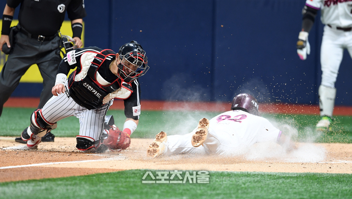 [포토]<b>키움 어준서</b>, 쫓아간다!