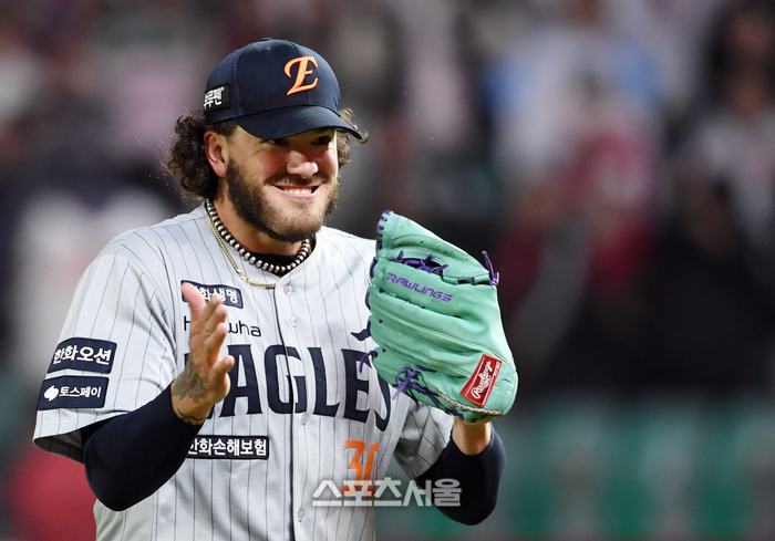 <b>한화</b>는 좋겠다, ‘17승無패’ <b>폰세</b> 있어서! KBO 역대 최초 ‘<b>무패 다승왕</b>...