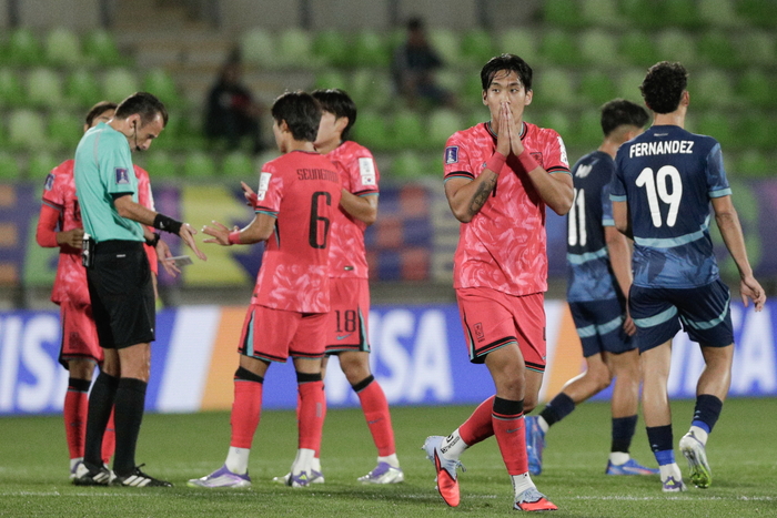 ‘가로막힌 김명준 헤더’ U-20 <b>이창원호</b>, 수적 우위에도 <b>파라과이</b>와 0-...