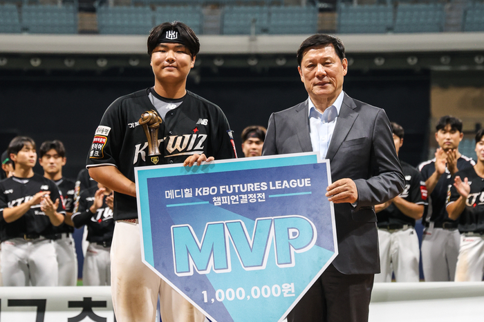 ‘2안타 3타점’ <b>KT</b> 김민석→첫 <b>퓨처스</b> 챔프전 MVP…“장성우 선배 닮고...