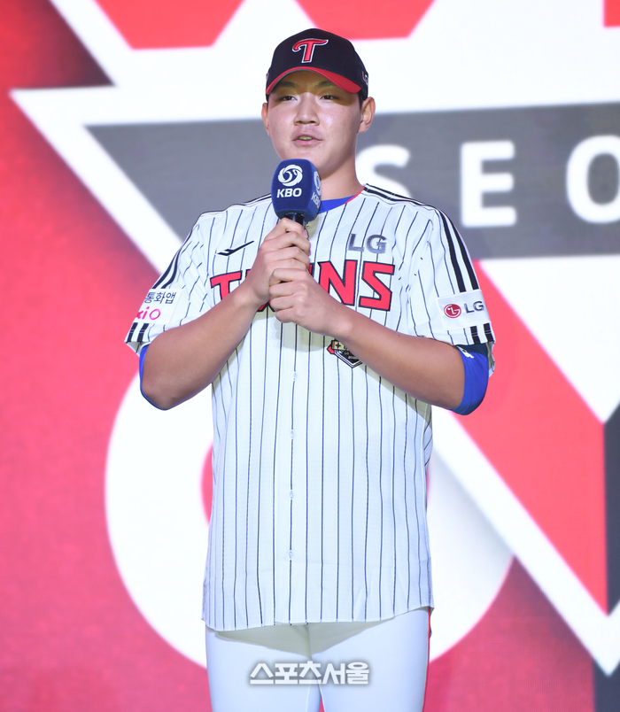 ‘전체 8순위’ <b>양우진</b> ‘2.5억에 도장’…LG 2026년 <b>신인</b> 선수 전원 계...