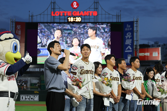 ‘전체 4순위’ <b>신동건</b> ‘2.7억 <b>계약</b>’…<b>롯데</b>, 2026년 신인 선수와 <b>계약</b>...