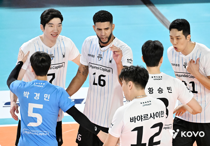 ‘<b>레오 트리플 크라운</b>+블로킹 15개’ <b>현대캐피탈</b>, 삼성화재 3-1로 꺾고 ...