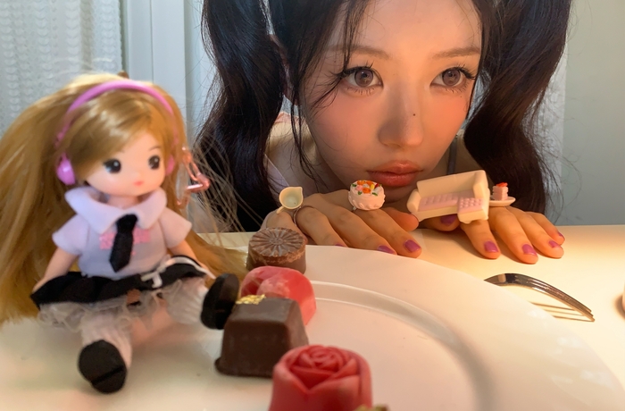 “이게 핫 아이템이지” <b>아일릿</b> 싱글 1집 ‘<b>리틀 미미</b>’ 머치반 <b>인기</b> 폭...