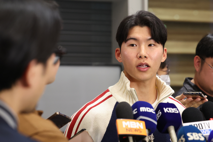 “저 분 가시면 다시 할게요” <b>김혜성</b> 입국 현장에 나타난 ‘고척 김 선...