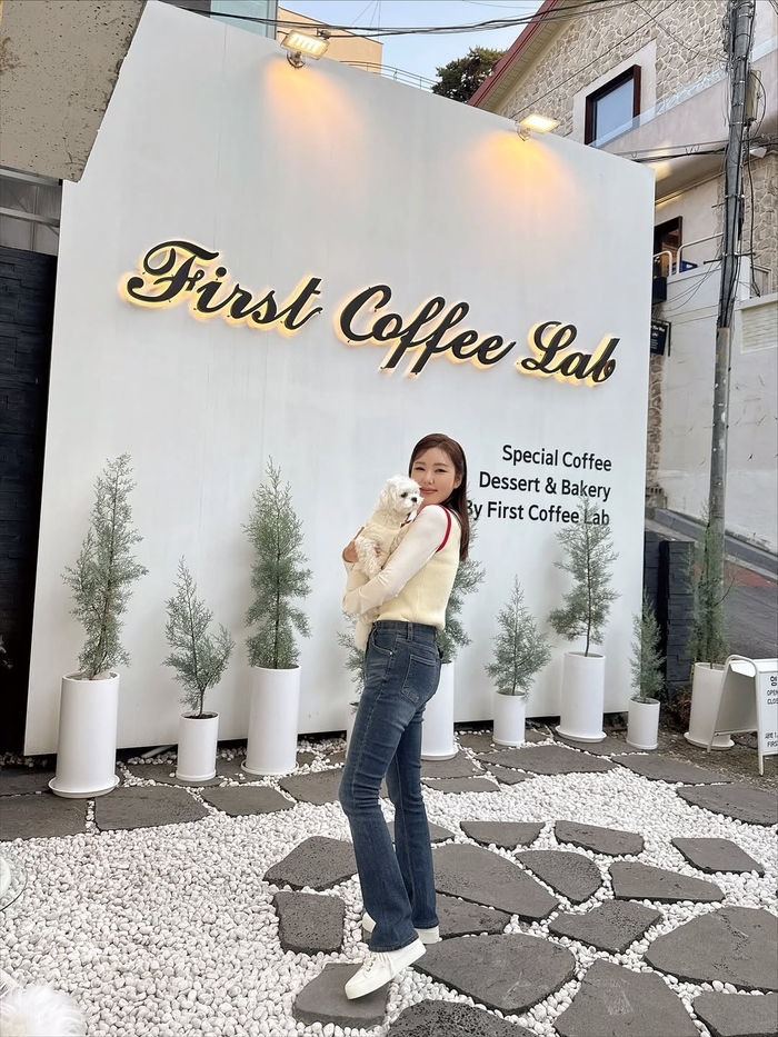 <b>송가인</b>, 날씬한 <b>청바지핏</b>으로 시선 집중! “크리스마스 트리와 함께”