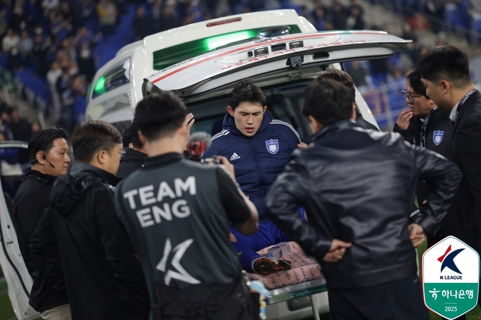 [속보]‘<b>갈비뼈</b> 부상’ <b>이동경</b>, 앰뷸런스로 응급실행…<b>울산</b>+홍명보호 동...