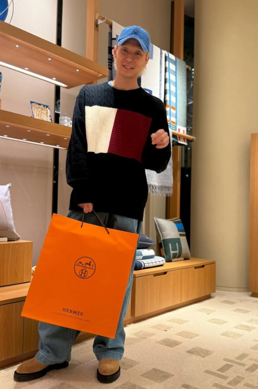 H사 명품백 든 <b>박유천</b>, 퀭한 얼굴에도 환한 미소 [SNS]