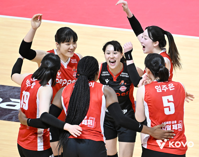 다시 연승 올라탄 <b>페퍼저축은행</b>, 현대건설 잡고 시즌 6승째…안방 5전 ...