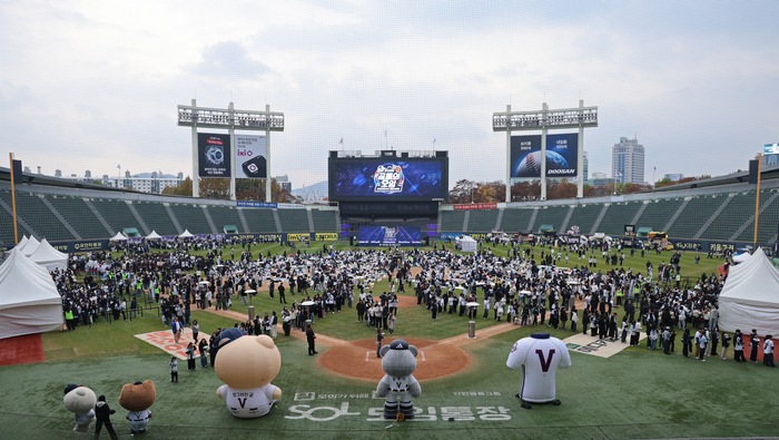 2025시즌 아쉬움 날린 ‘곰들의 모임’…<b>두산</b> 선수, 팬 하나 된 축제 [S...