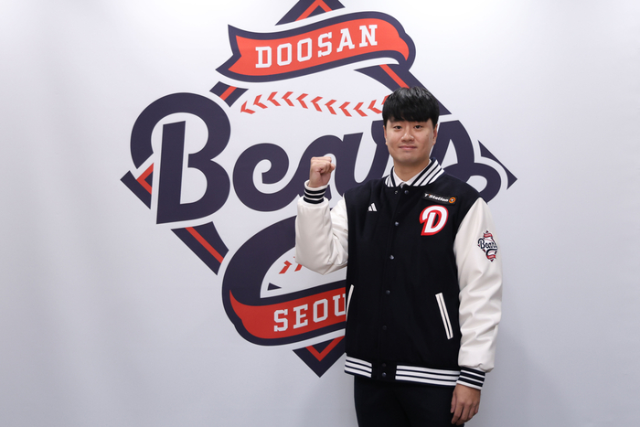 [공식] <b>두산</b>, ‘집토끼’ 잡았다! <b>이영하</b>와 ‘4년 52억’ 도장 쾅…“좋...