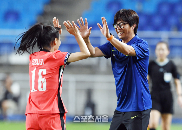 여자축구대표팀, 웨일스와의 평가전서 1-1 무승부…<b>김민지 A매치 데뷔골</b>