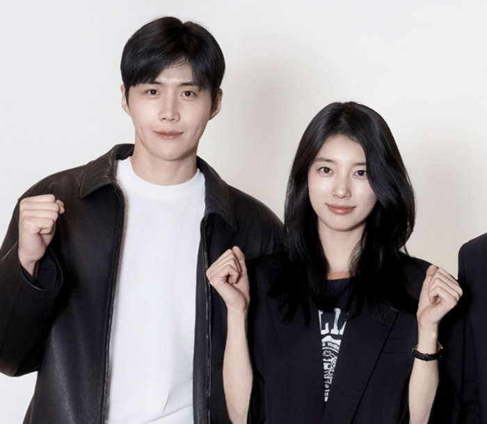 <b>김선호</b>·<b>수지</b>, <b>베트남</b>서 투샷 포착! 마스크도 없이 나란히…이유는?