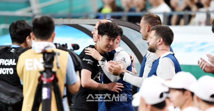 “<b>손흥민</b>, 토트넘 팬 앞에서 연설…감동의 순간될 것” 런던에 다시 뜨...