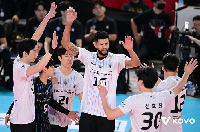 35득점에 공격 성공률 70.83% 레오 못 막는다…<b>현대캐피탈</b>, 삼성화재에 ...